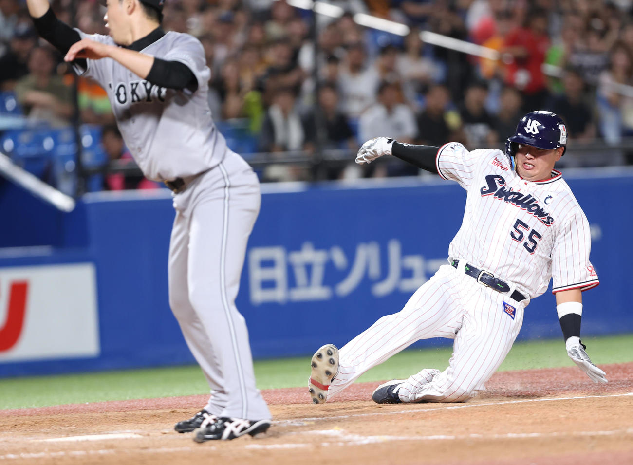 ヤクルト対巨人　3回裏ヤクルト2死一、二塁、森田の暴投の間に二塁から一気に生還する村上（撮影・水谷安孝）