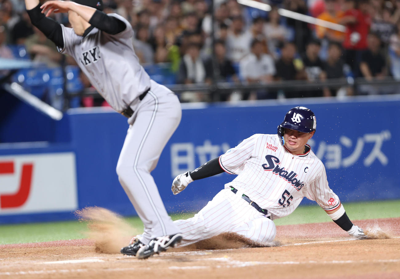 ヤクルト対巨人　3回裏ヤクルト2死一、二塁、森田の暴投の間に二塁から一気に生還する村上（撮影・水谷安孝）