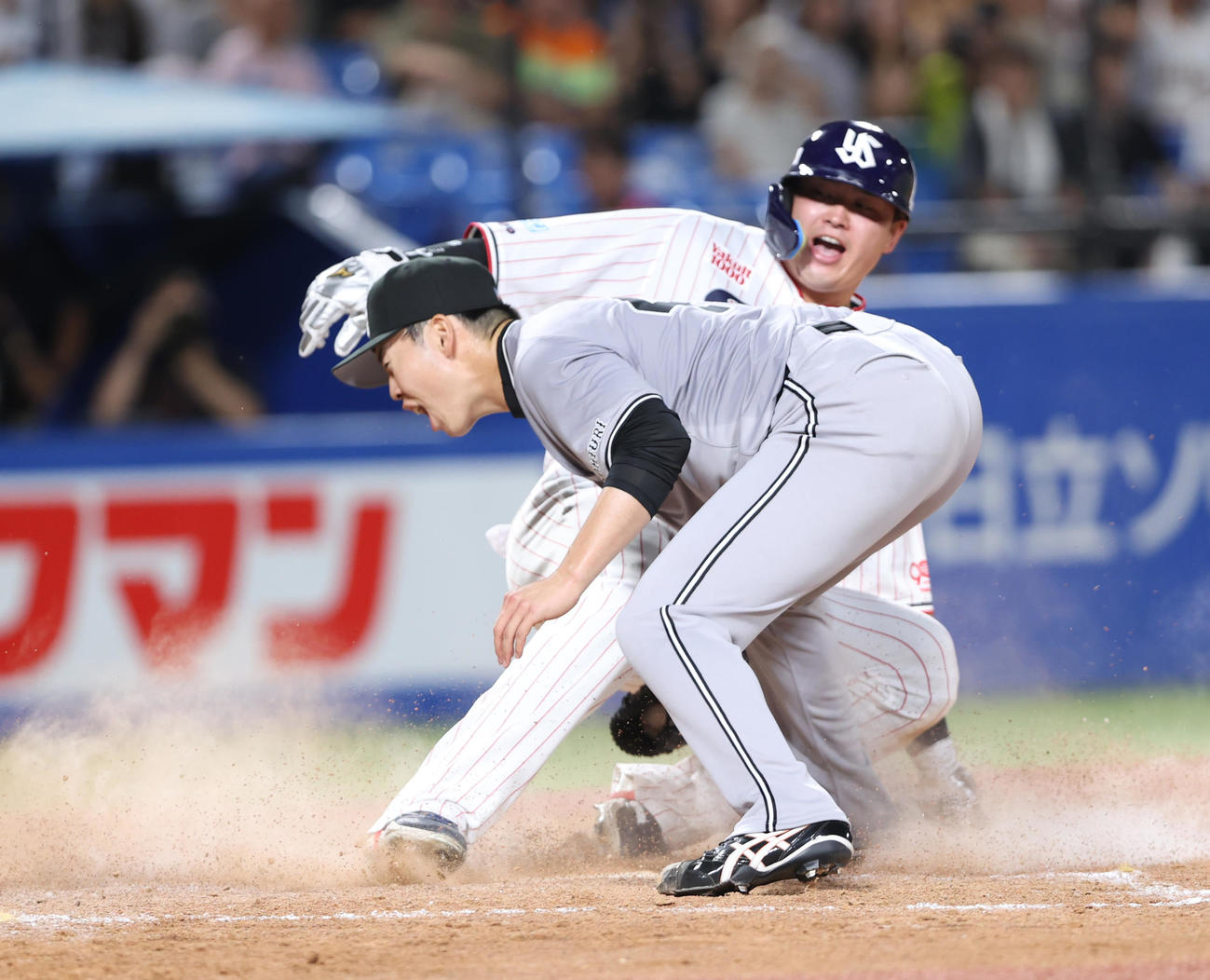 ヤクルト対巨人　3回裏ヤクルト2死一、二塁、森田（左）の暴投の間に二塁から一気に生還する村上（撮影・水谷安孝）