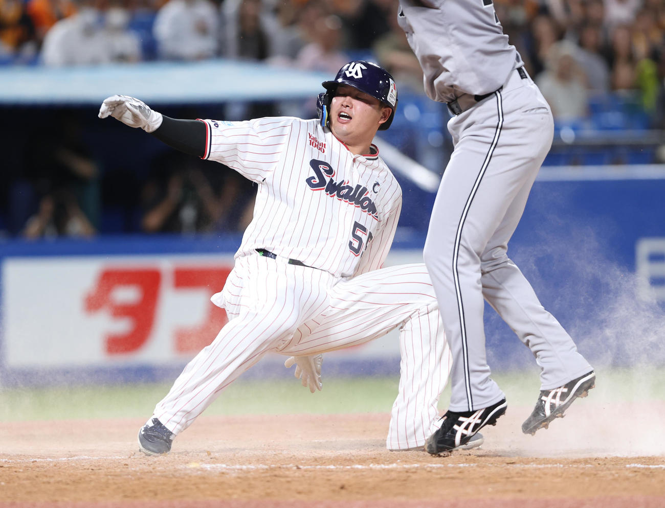 ヤクルト対巨人　3回裏ヤクルト2死一、二塁、森田の暴投の間に二塁から一気に生還する村上（撮影・水谷安孝）