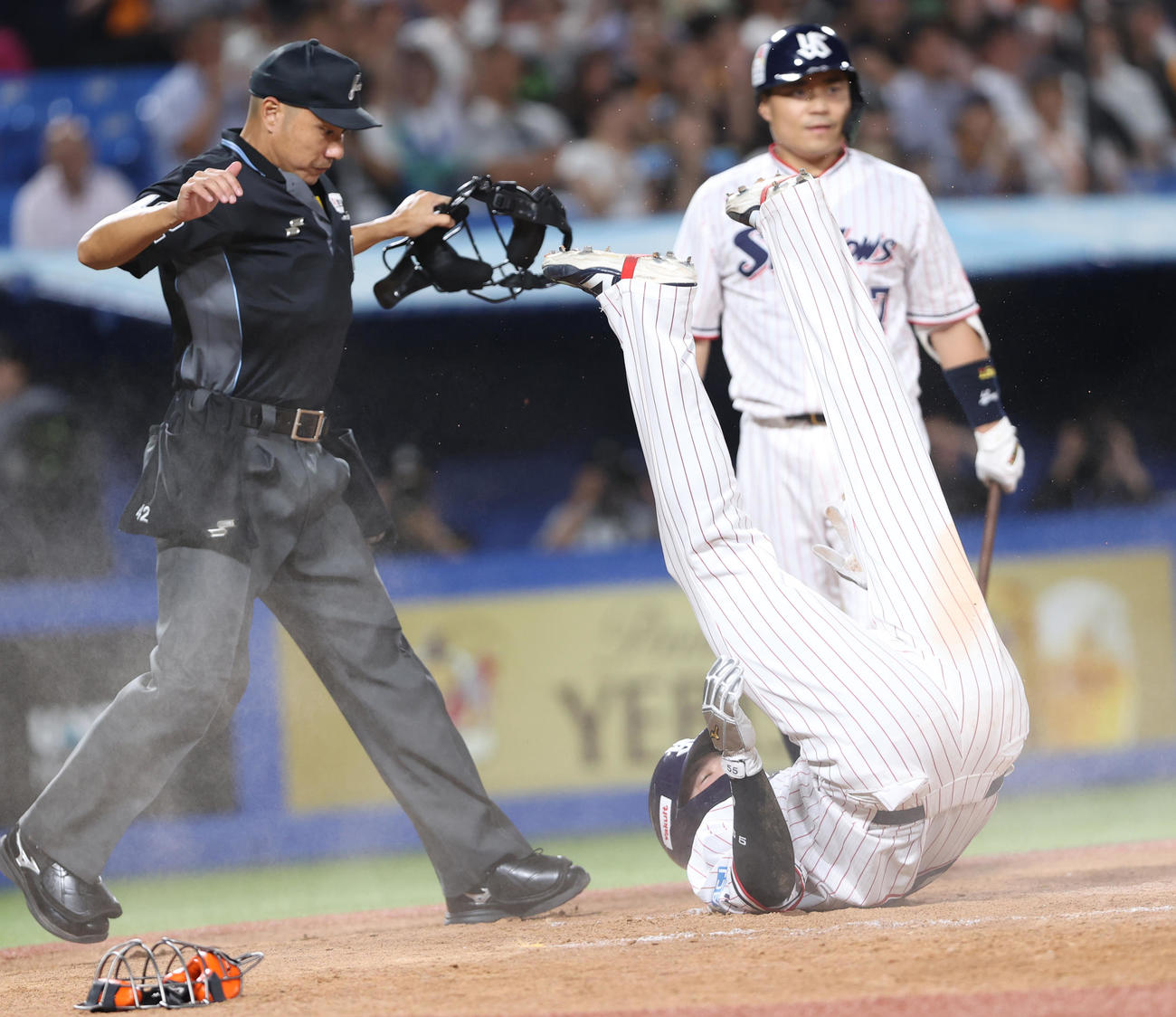 ヤクルト対巨人　3回裏ヤクルト2死一、二塁、森田の暴投の間に二塁から一気に生還する村上（撮影・水谷安孝）
