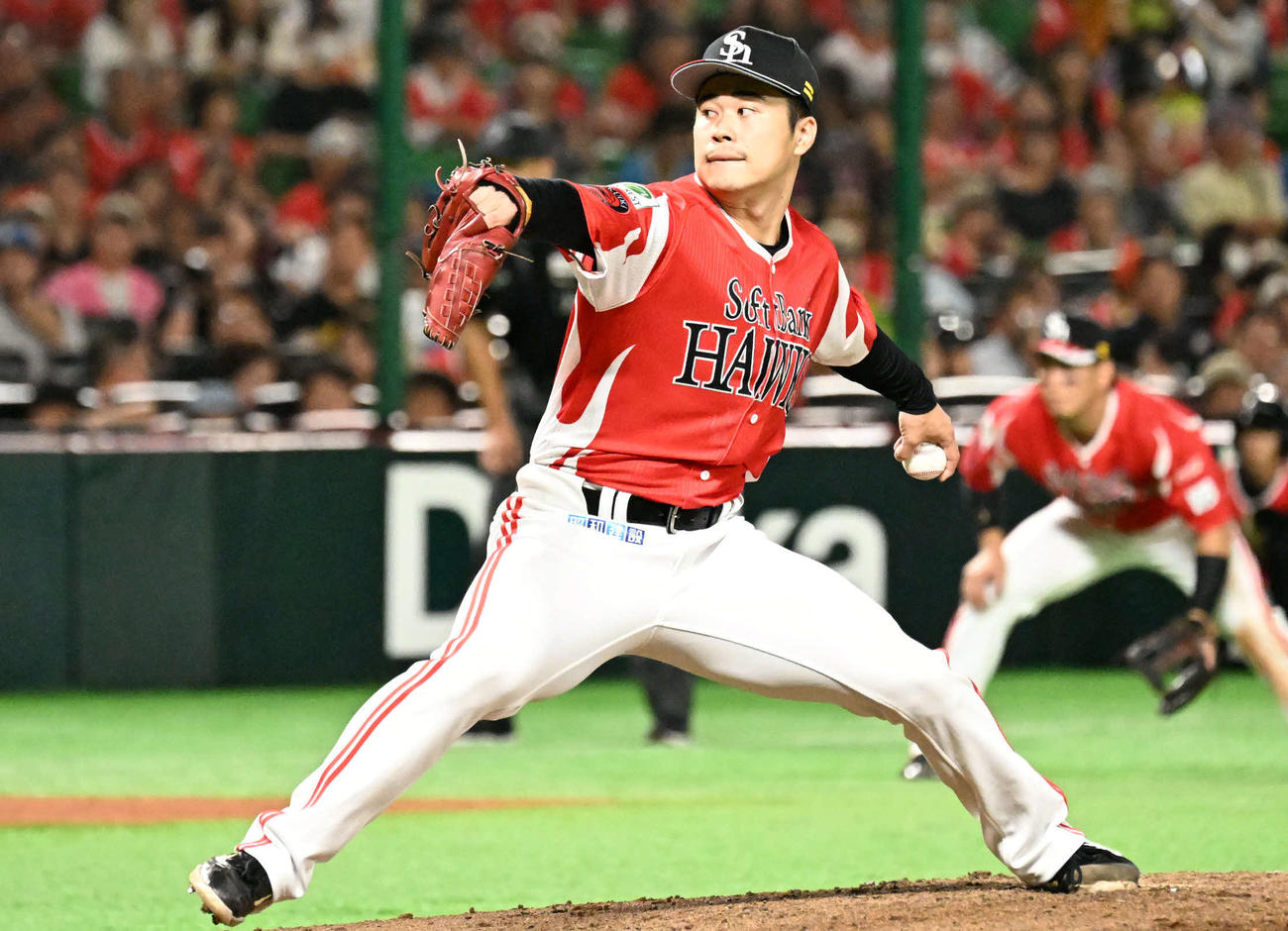 ソフトバンク対日本ハム　ソフトバンク2番手投手の松本晴（撮影・林敢治）