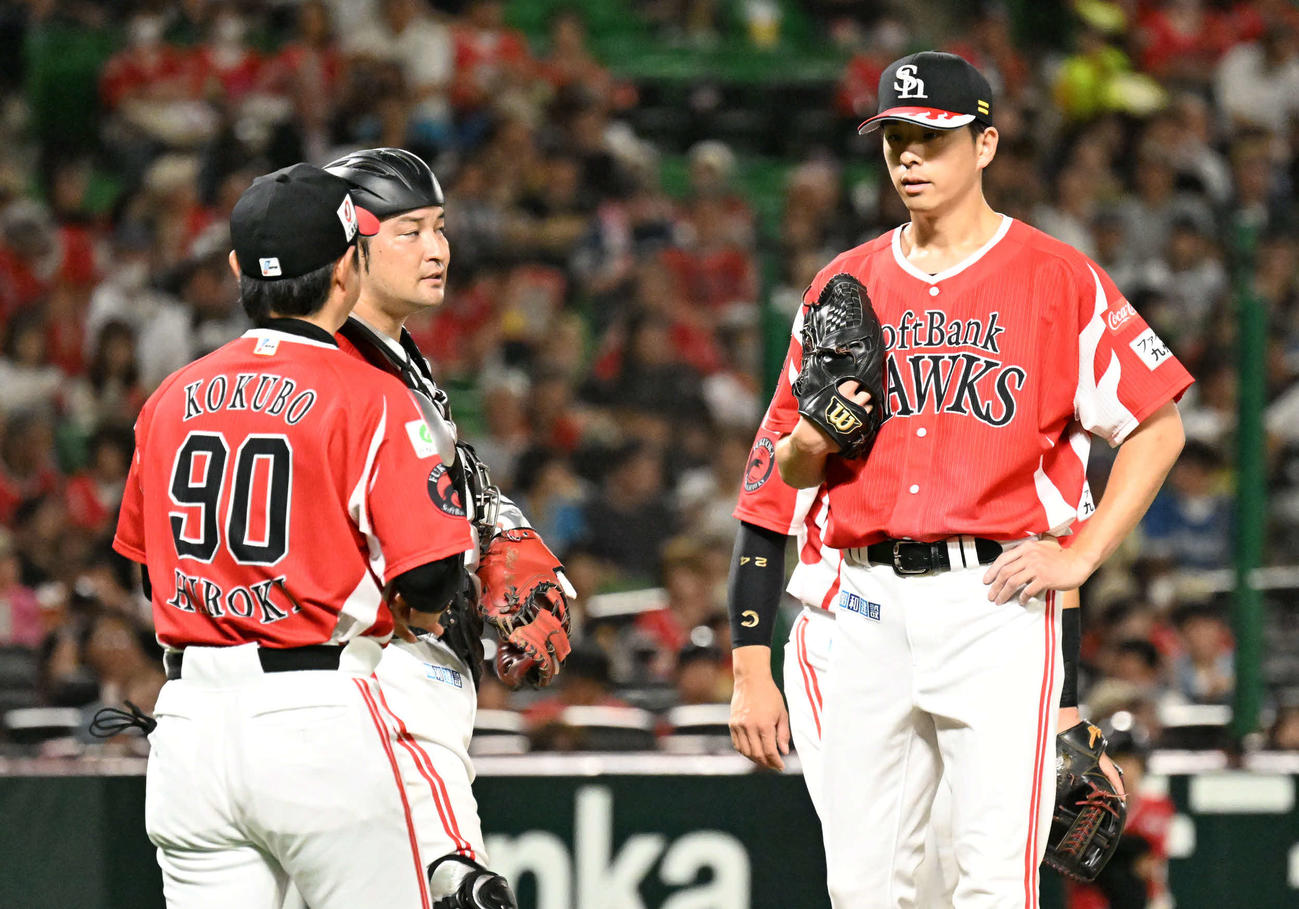 ソフトバンク対日本ハム　3回表日本ハム無死一、二塁、降板する大関（右）左は小久保監督（撮影・林敢治）