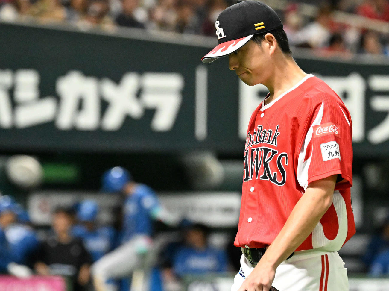 ソフトバンク対日本ハム　3回表日本ハム無死一、二塁、降板する大関（撮影・林敢治）