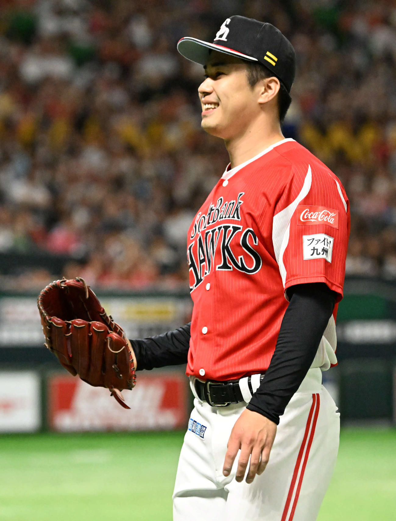 ソフトバンク対日本ハム　3回表終了後、笑顔でベンチに戻る松本晴（撮影・林敢治）