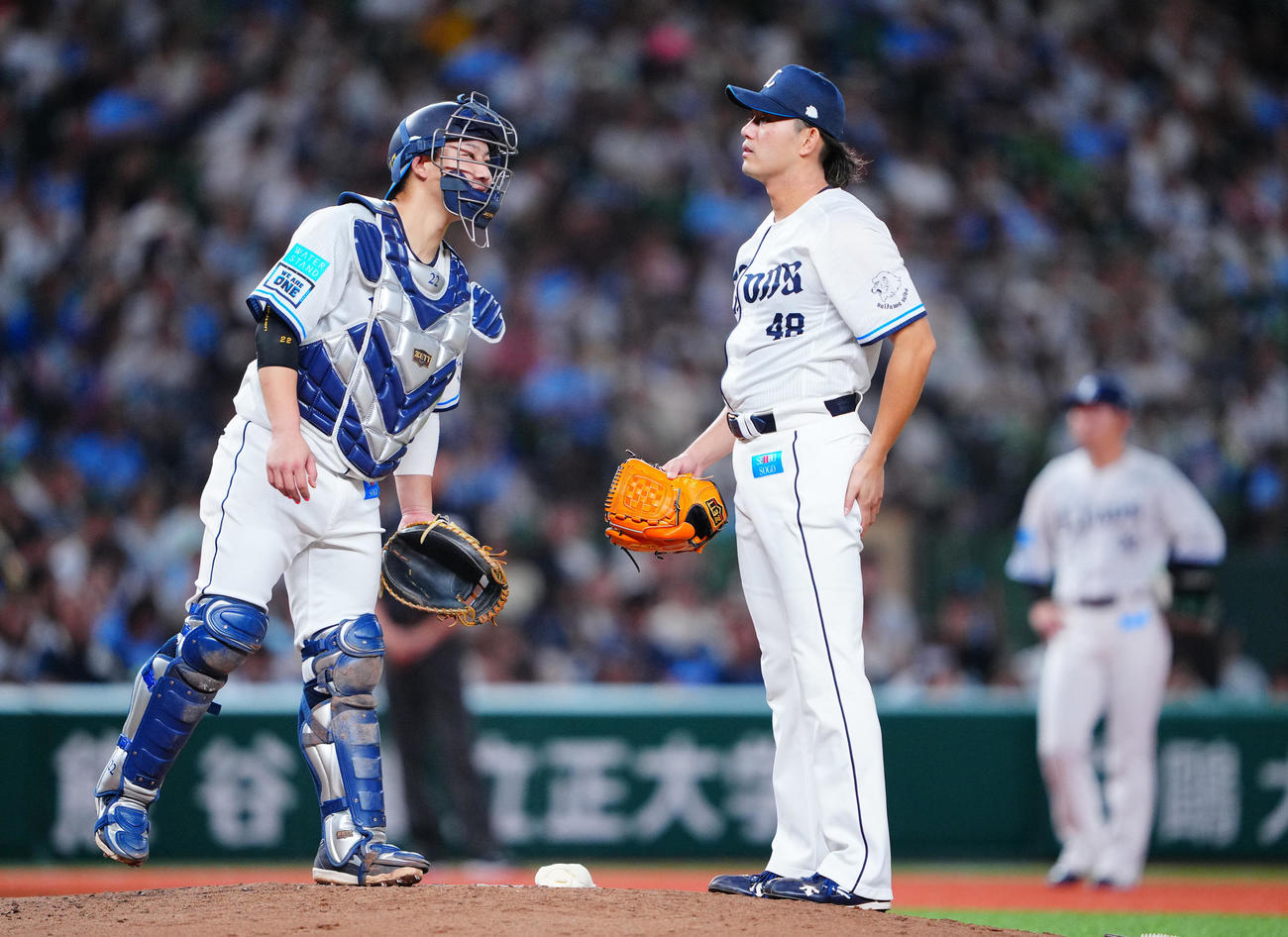 西武対オリックス　4回表オリックス無死一塁、マウンドで言葉を交わす今井（右）と古賀悠（撮影・垰建太）