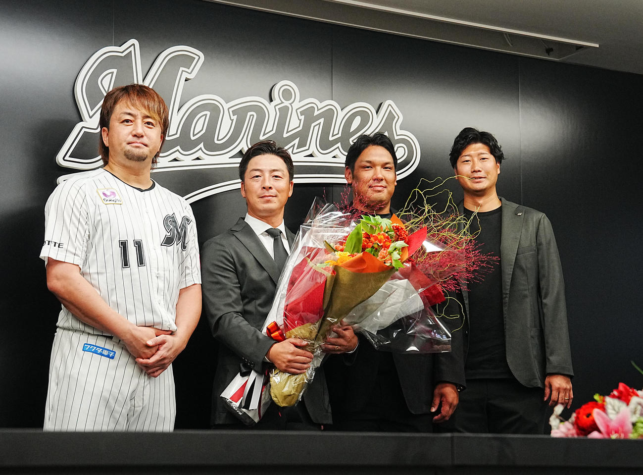 ロッテ対楽天　現役引退を表明し会見に臨んだロッテ美馬は、左から沢村、1人おいて井上氏、松田らから花束贈呈を受け記念撮影する（撮影・小沢裕）