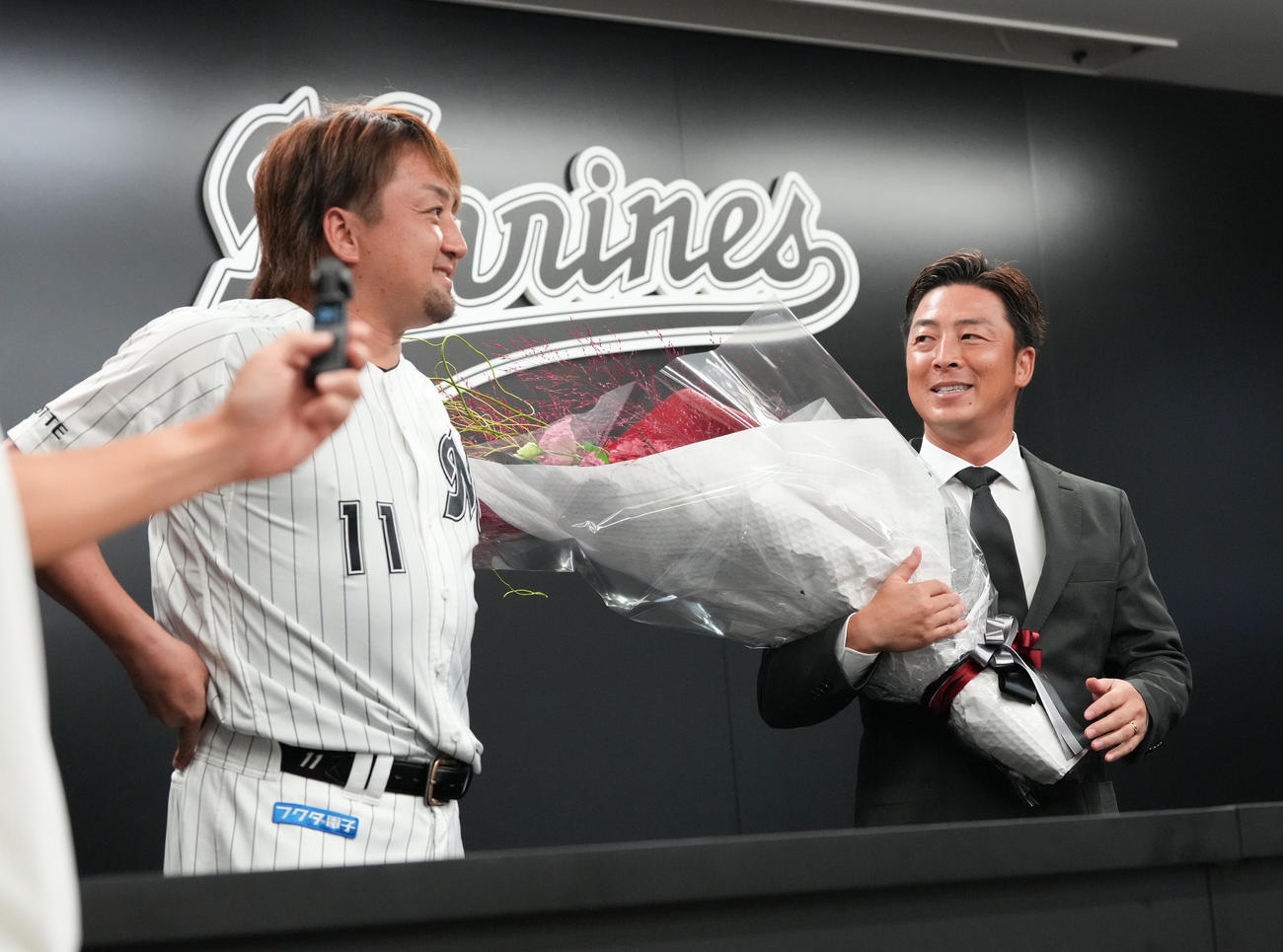 ロッテ対楽天　現役引退を表明し会見に臨むロッテ美馬は沢村（左）から花束贈呈を受ける（撮影・小沢裕）