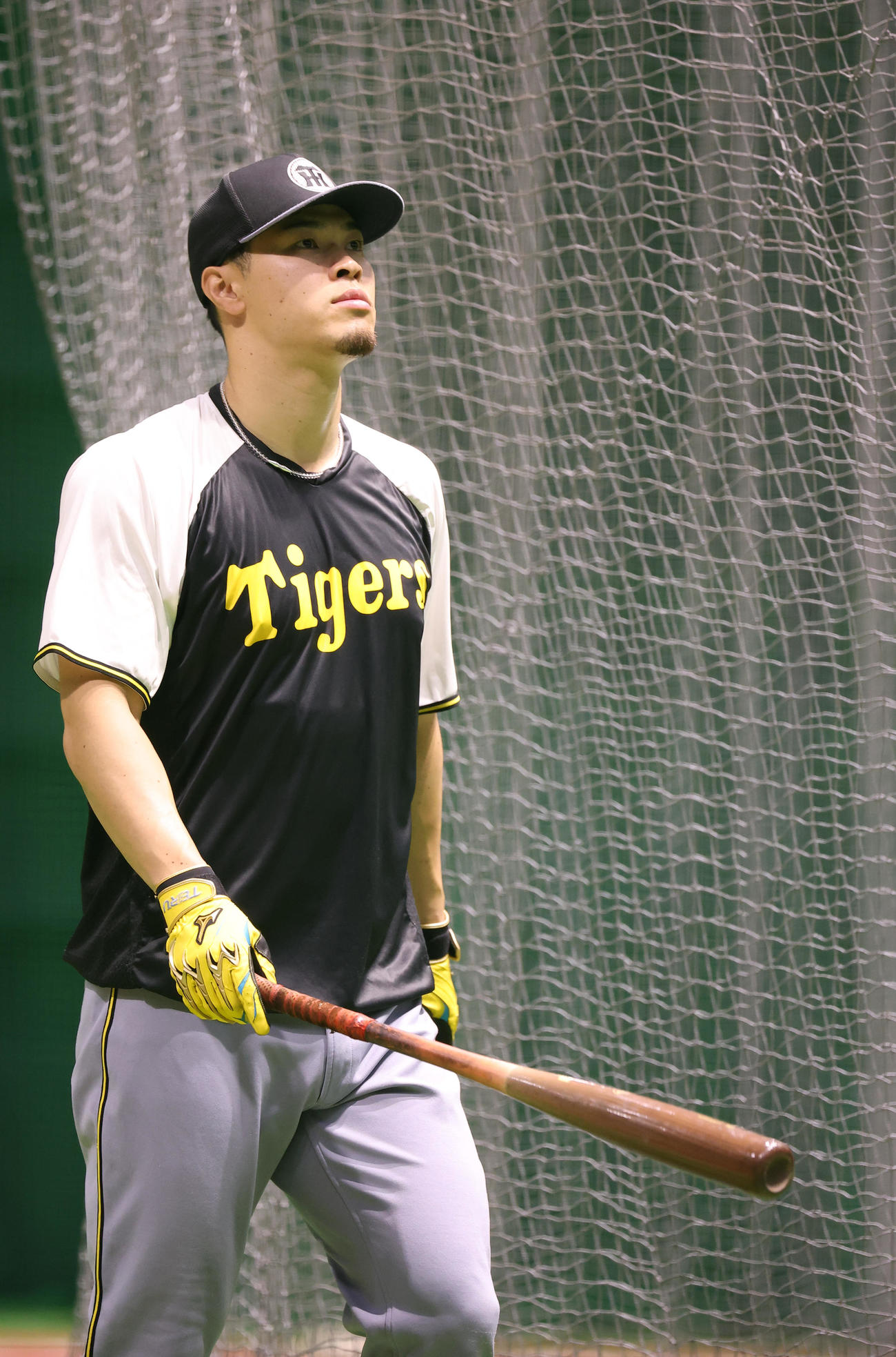 広島対阪神　室内練習場を引き揚げる佐藤輝（撮影・上田博志）