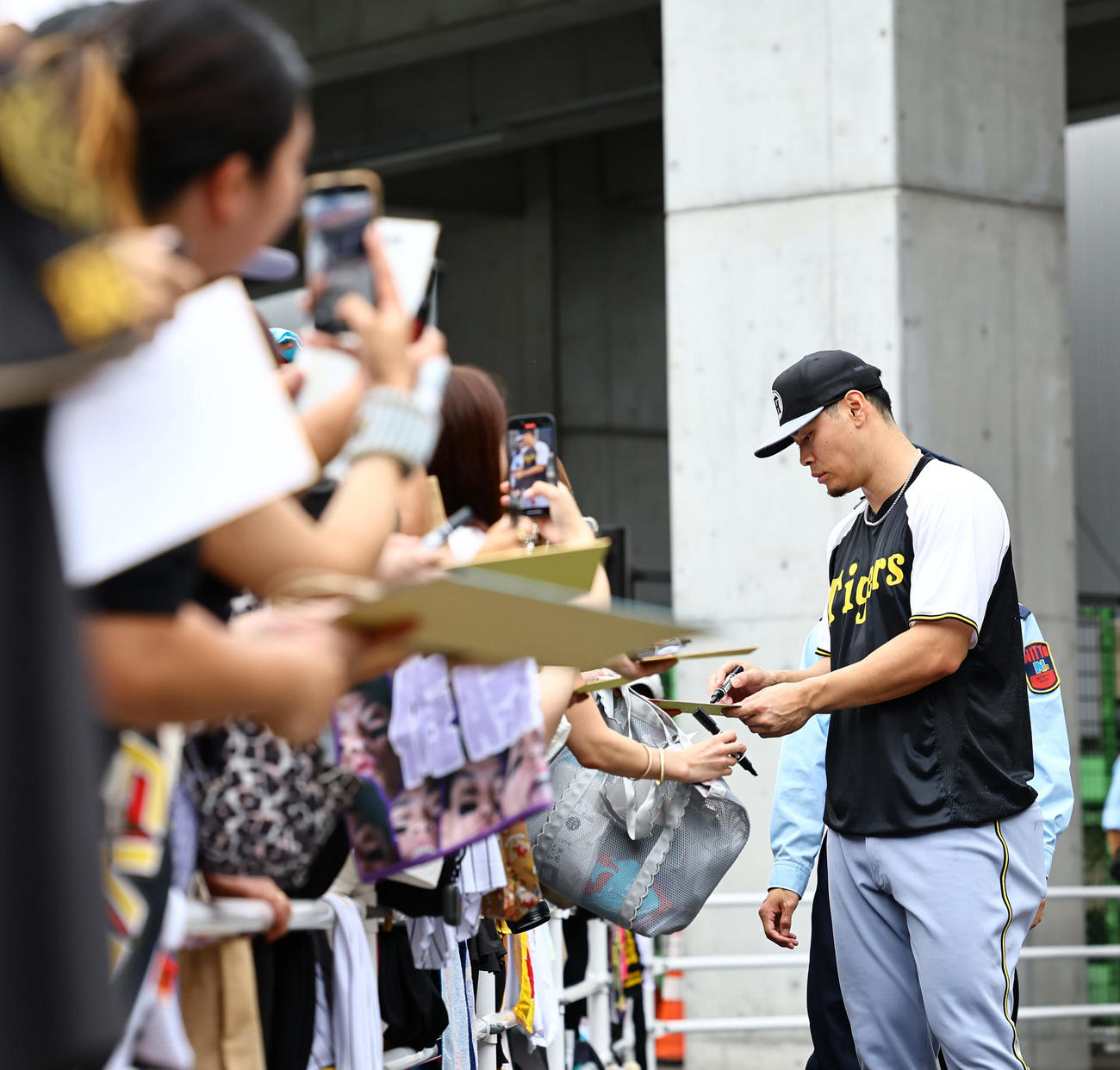 広島対阪神　ファンにサインする佐藤輝（撮影・上田博志）