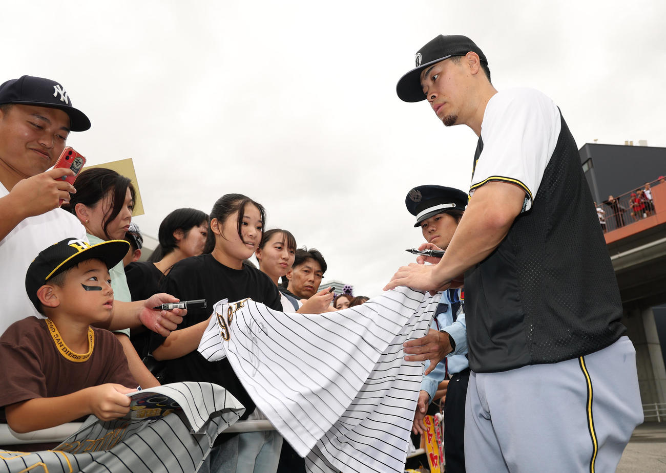 広島対阪神　ファンにサインする佐藤輝（撮影・上田博志）