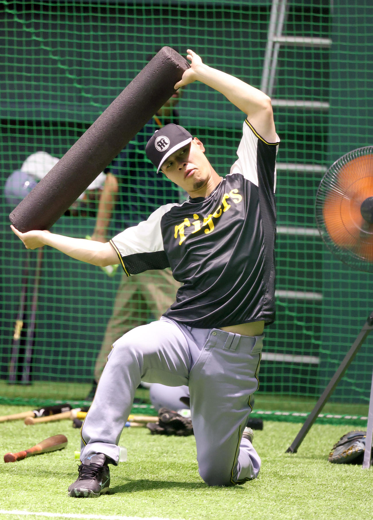 広島対阪神　室内練習場でストレッチをする佐藤輝（撮影・上田博志）