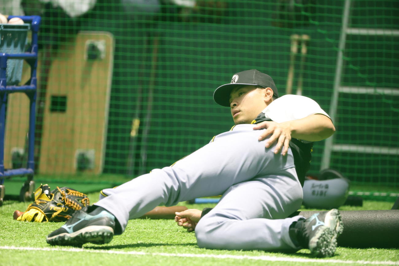 広島対阪神　ストレッチをする佐藤輝（撮影・上田博志）