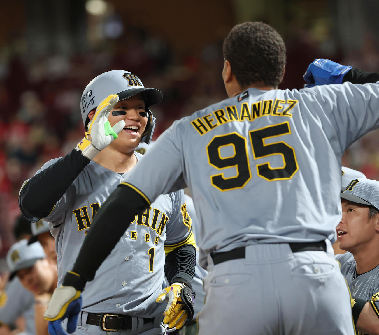 広島対阪神　3回表阪神無死二塁、先制2点本塁打を放った森下（左）はヘルナンデスの出迎えに笑顔を見せる（撮影・上田博志）