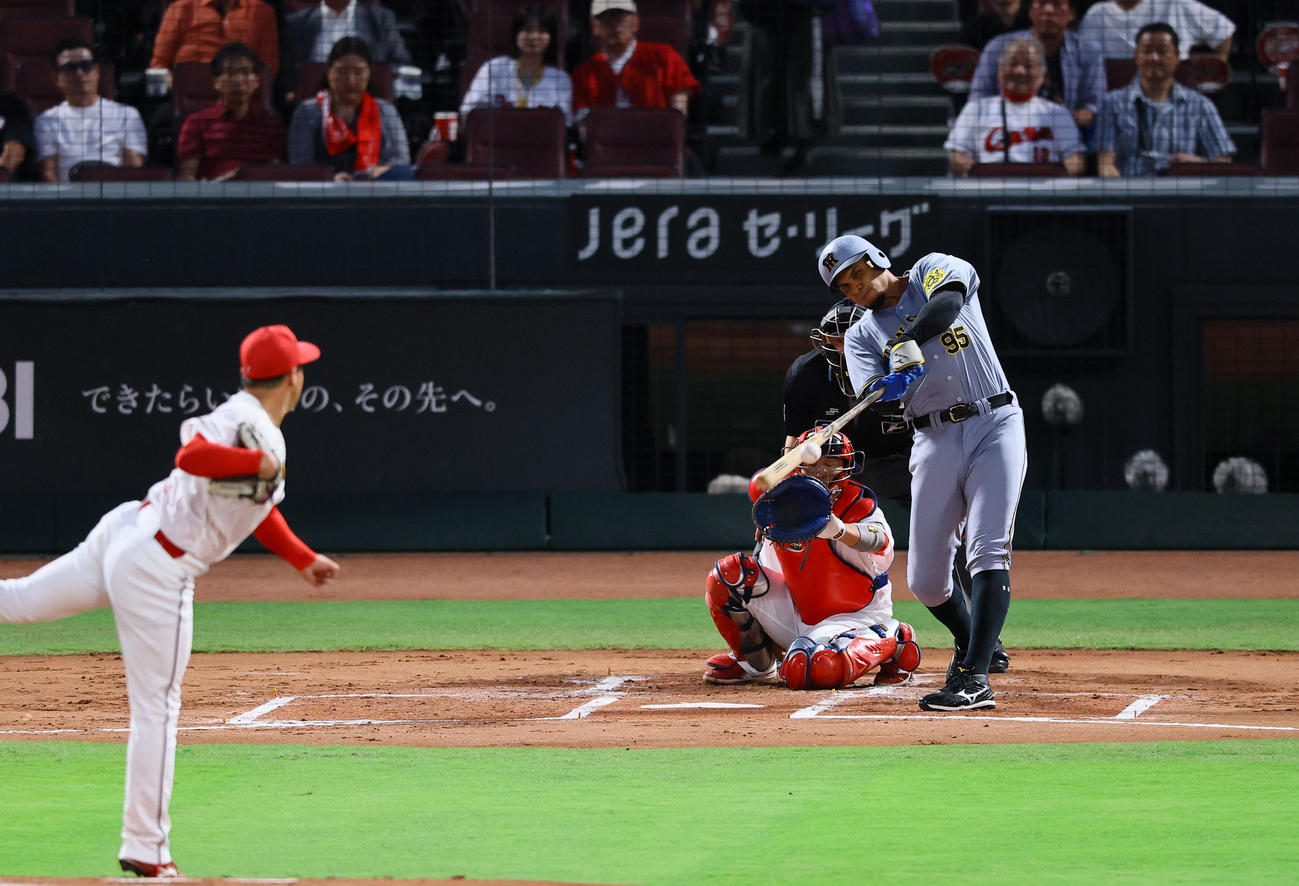 広島対阪神　2回表阪神無死一塁、ヘルナンデスは左前打を放つ。投手高（撮影・藤尾明華）