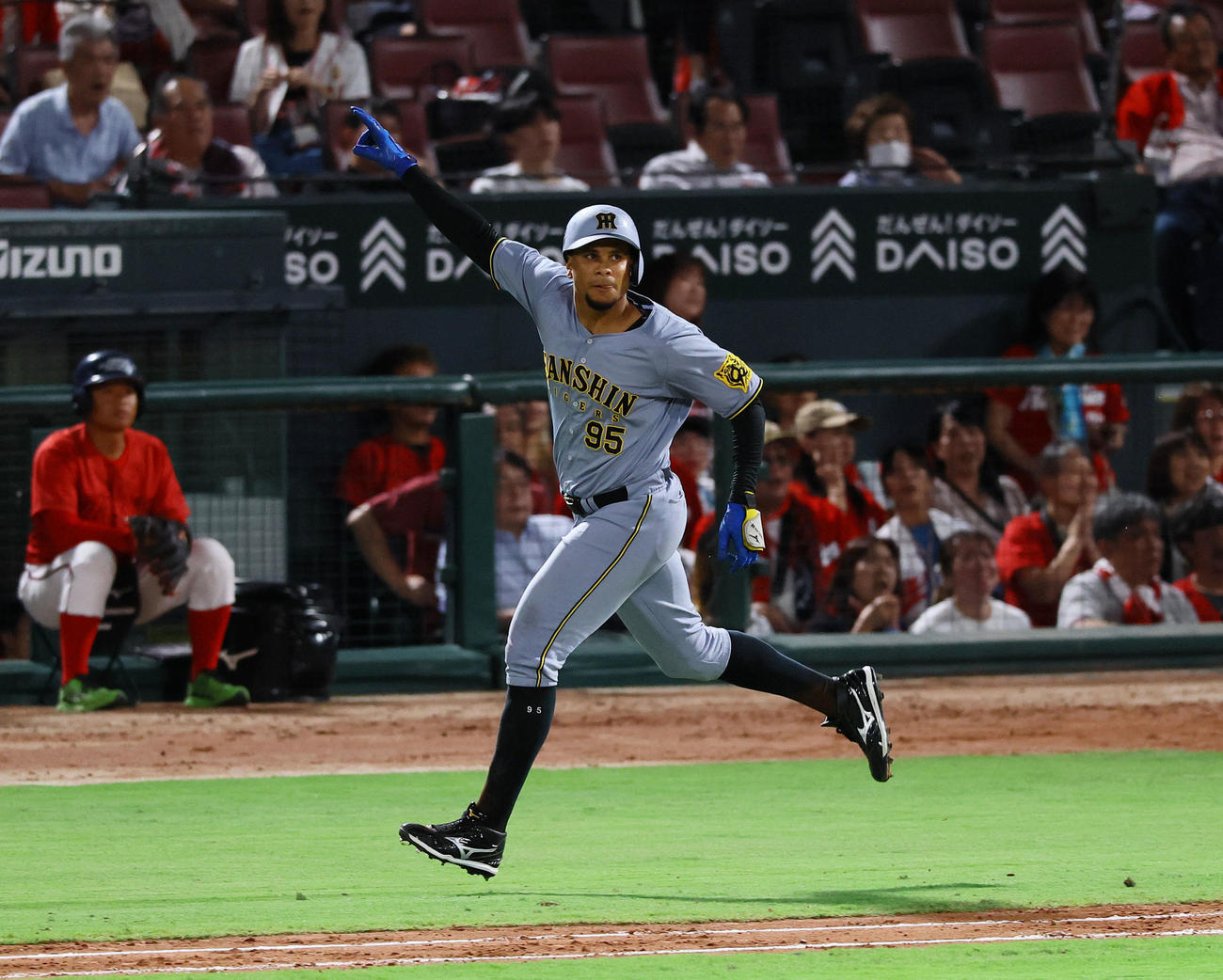 広島対阪神　6回表阪神無死、ヘルナンデスは左越えに本塁打を放ち右手を掲げる（撮影・藤尾明華）