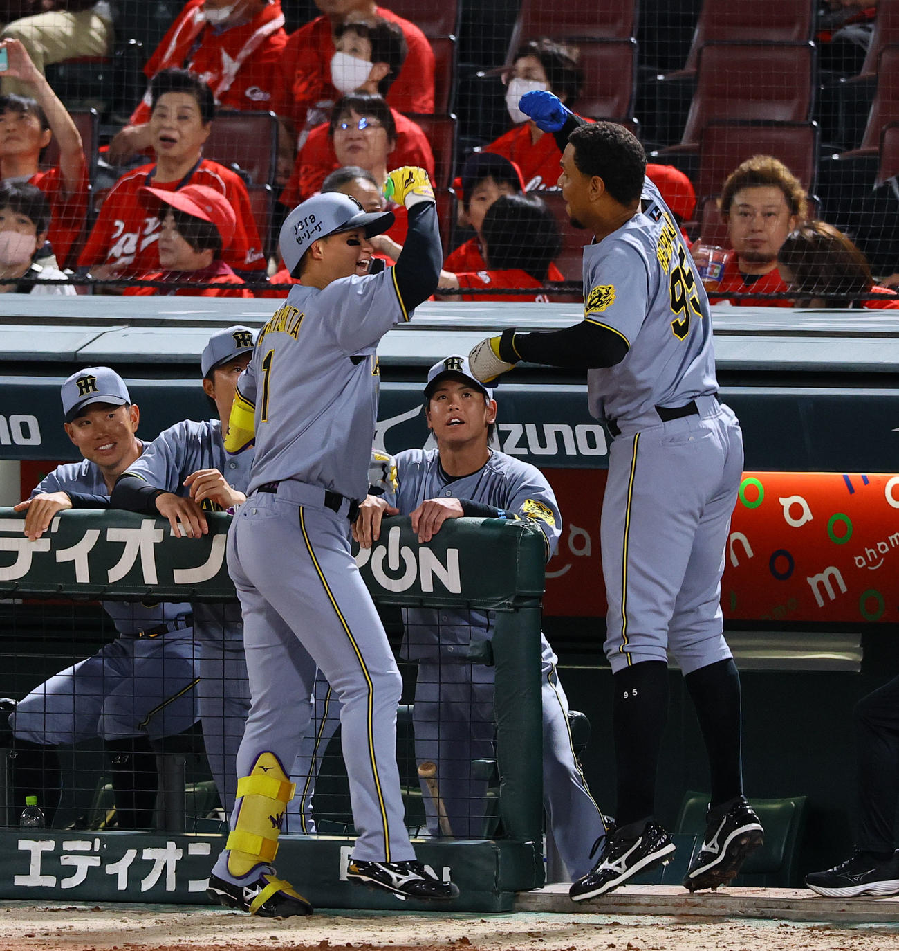 広島対阪神　3回表阪神無死二塁、森下は左越えに2点本塁打を放ち、ヘルナンデス（右）とタッチを交わす（撮影・藤尾明華）