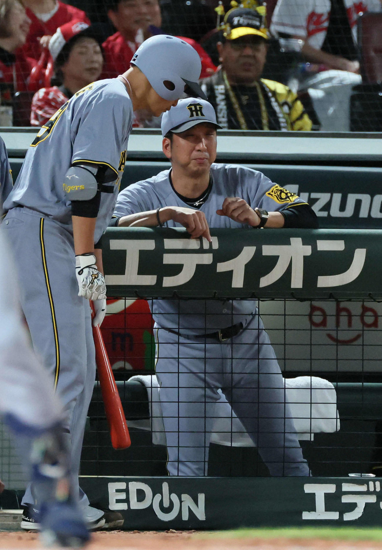 広島対阪神　2回表阪神無死満塁、打者坂本の時、大竹にアドバイスする藤川監督（右）（撮影・加藤孝規）