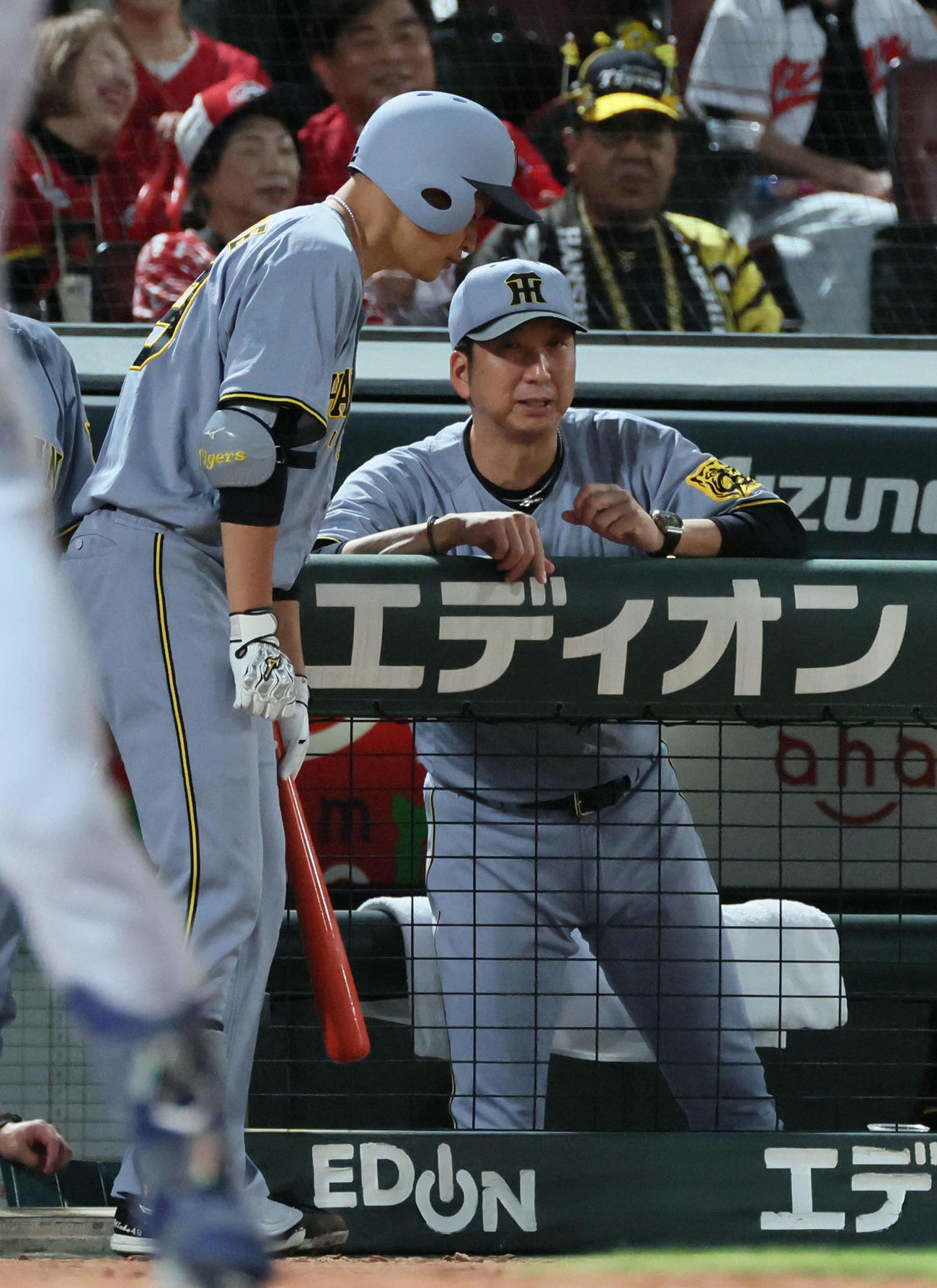 広島対阪神　2回表阪神無死満塁、打者坂本の時、大竹にアドバイスする藤川監督（右）（撮影・加藤孝規）