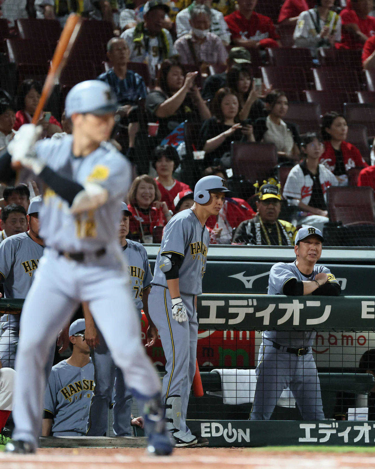 広島対阪神　2回表阪神無死満塁、打者坂本の時、大竹にアドバイスする藤川監督（右）（撮影・加藤孝規）