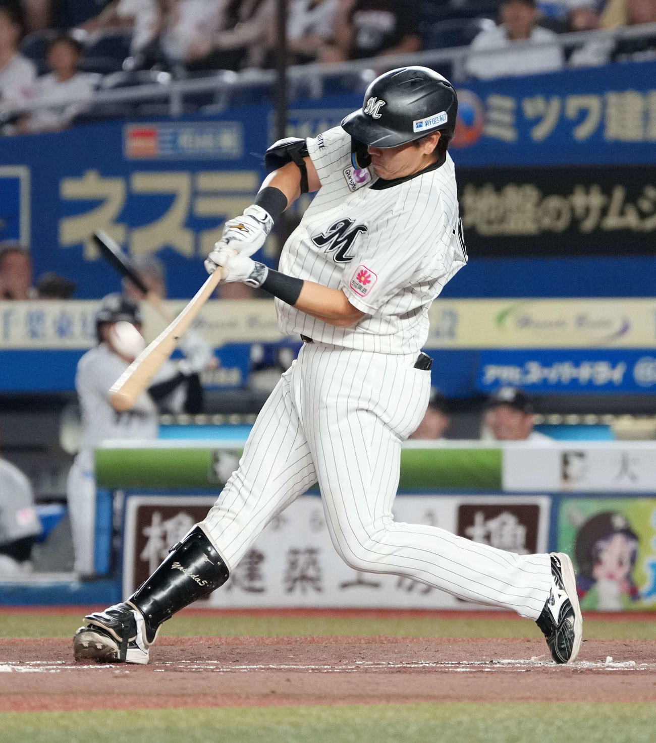 ロッテ対楽天　1回裏ロッテ1死二、三塁、安田は右犠飛を放つ（撮影・小沢裕）