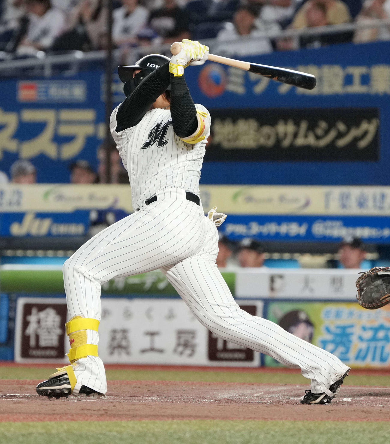 ロッテ対楽天　2回裏ロッテ1死三塁、山本は右適時二塁打を放つ（撮影・小沢裕）