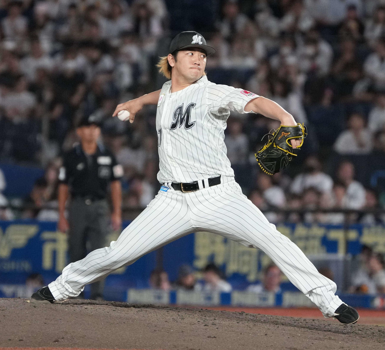ロッテ対楽天　ロッテ2番手で登板した小野（撮影・小沢裕）