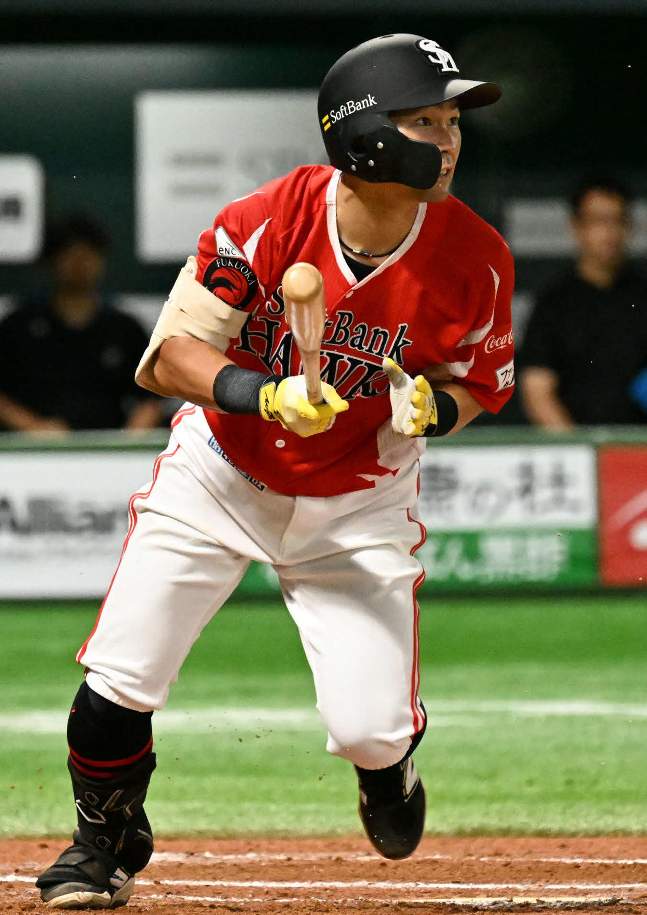 ソフトバンク対日本ハム　6回裏ソフトバンク2死、中村は安打を放つ（撮影・林敢治）