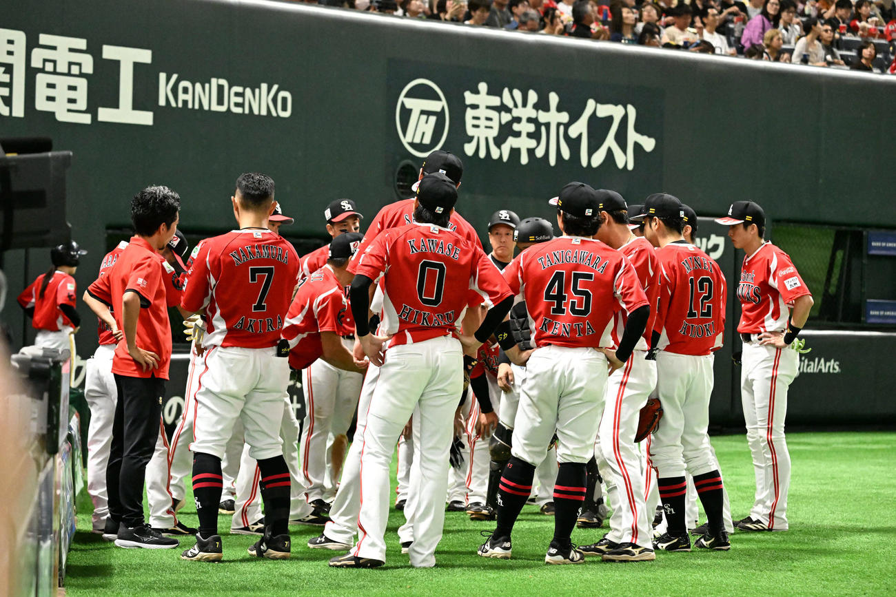 ソフトバンク対日本ハム　6回表終了後、ベンチ前で円陣を組むホークスナイン（撮影・林敢治）