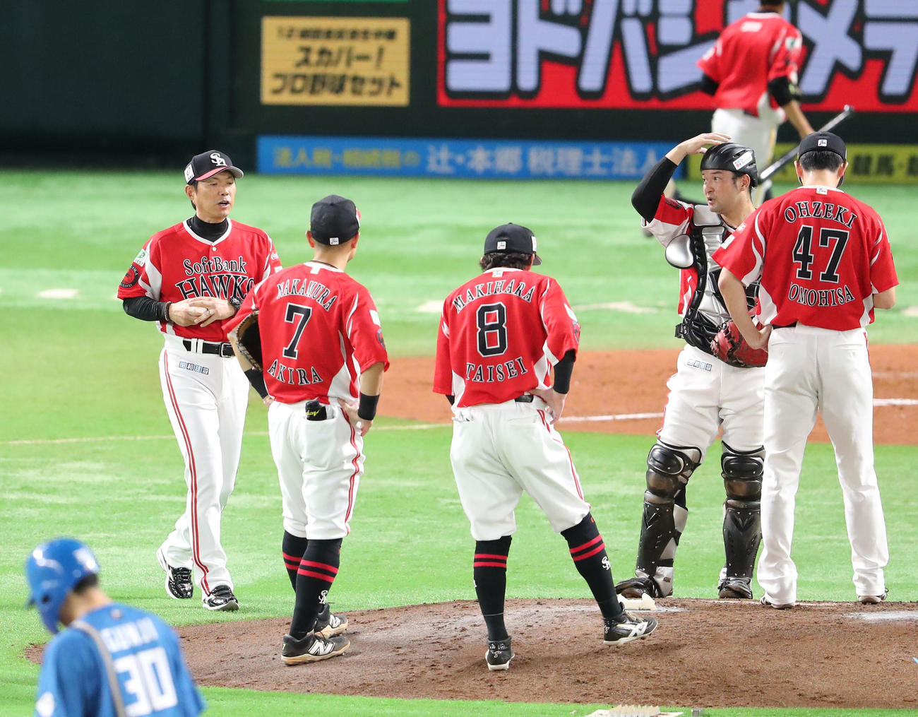 ソフトバンク対日本ハム　3回途中、小久保監督（左端）は自らマウンドに向かい大関（右端）に降板を告げる（撮影・梅根麻紀）