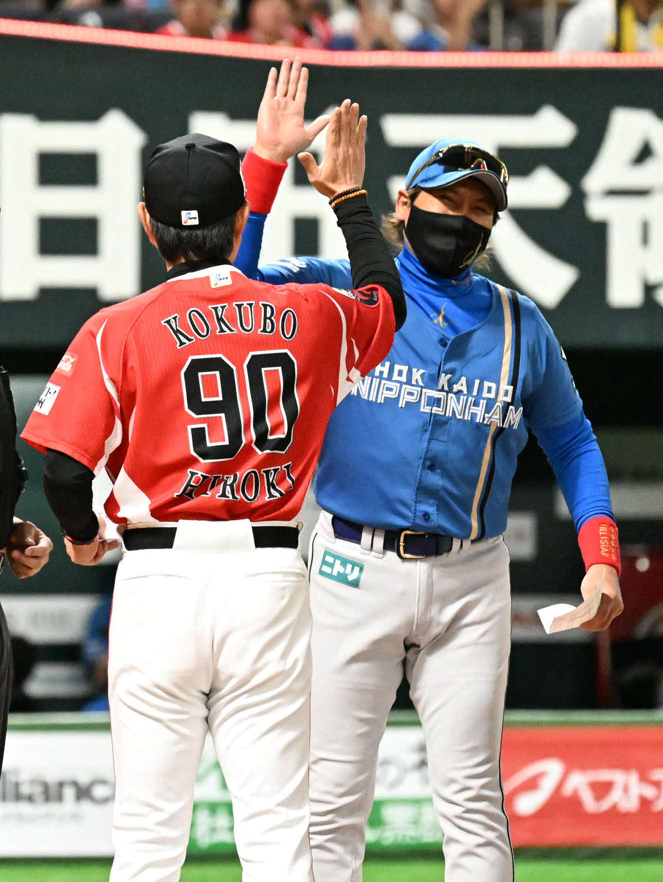 ソフトバンク対日本ハム　試合前ハイタッチを交わす小久保監督（左）と新庄監督（撮影・林敢治）