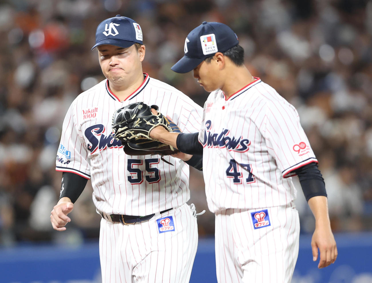 ヤクルト対巨人　3回を無失点に抑え村上（左）とタッチする高橋（撮影・水谷安孝）