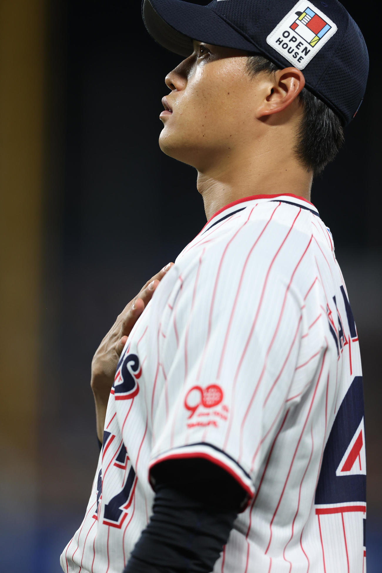 ヤクルト対巨人　ベンチ前で胸に手を当てる高橋（撮影・水谷安孝）