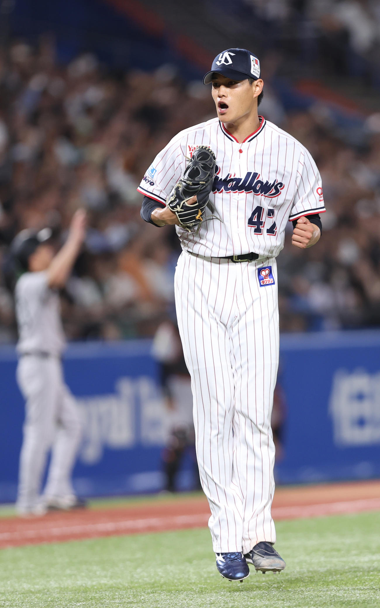 ヤクルト対巨人　5回表巨人2死一、二塁、泉口を中飛に打ち取り喜ぶ高橋（撮影・水谷安孝）