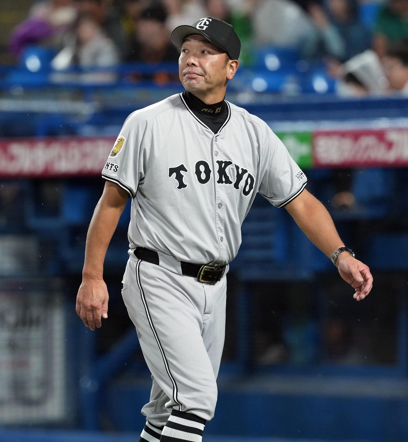 ヤクルト対巨人　7回裏、投手の交代を告げベンチに下がる巨人阿部慎之助監督（撮影・たえ見朱実）