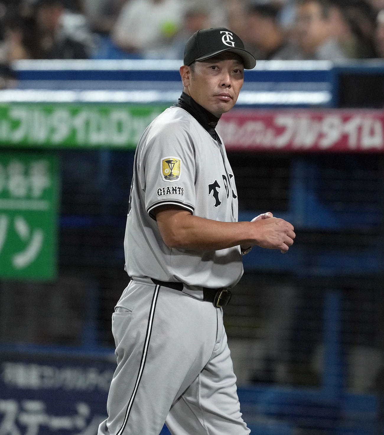 ヤクルト対巨人　4回、選手の交代告げベンチに下がる巨人阿部監督（撮影・たえ見朱実）