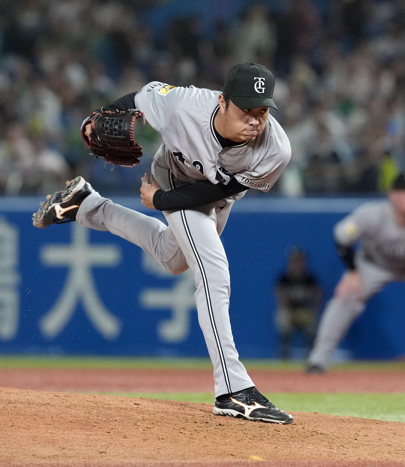 ヤクルト対巨人　4回からマウンドに上がった巨人石川（撮影・たえ見朱実）