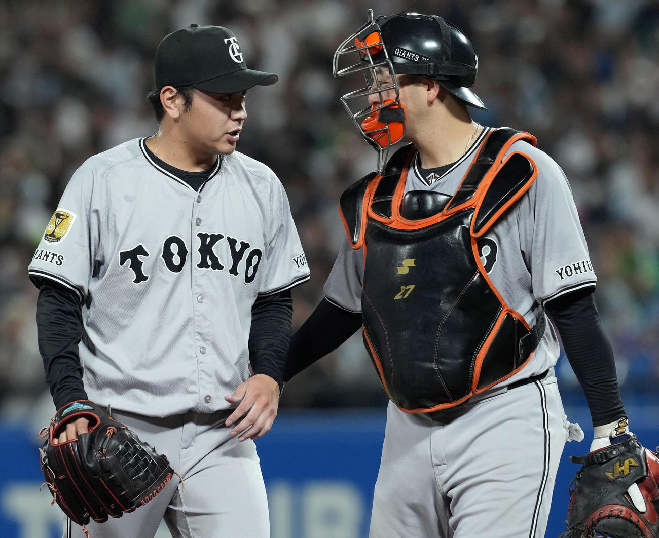 ヤクルト対巨人　4回からマウンドに上がり、1失点の巨人石川（左）（撮影・たえ見朱実）