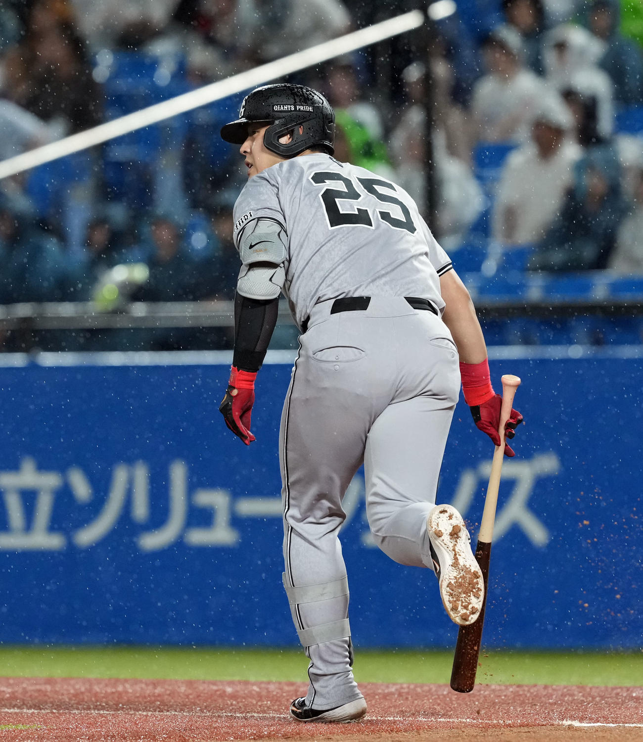 ヤクルト対巨人　8回表巨人1死一塁、左飛に倒れる岡本（撮影・たえ見朱実）