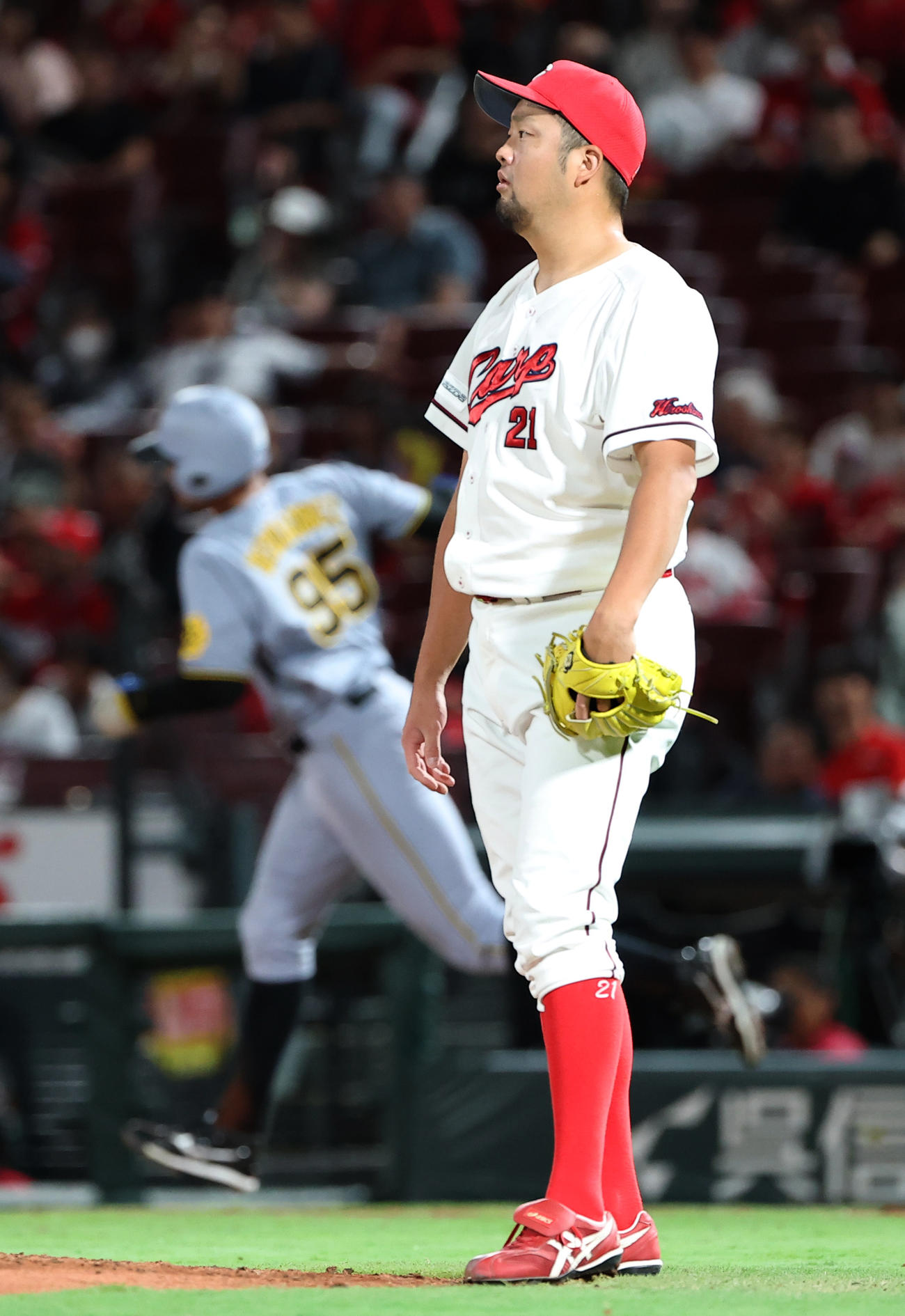 広島対阪神　6回表阪神無死、中崎（右）はヘルナンデスに左越えソロ本塁打を浴びる（撮影・上田博志）
