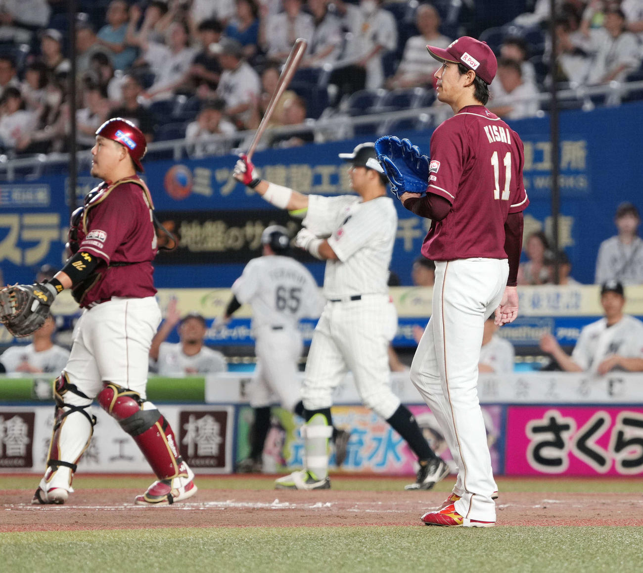 ロッテ対楽天　1回裏ロッテ1死二、三塁、楽天先発の岸（右）は安田の右犠飛でこの回4失点目を許す（撮影・小沢裕）