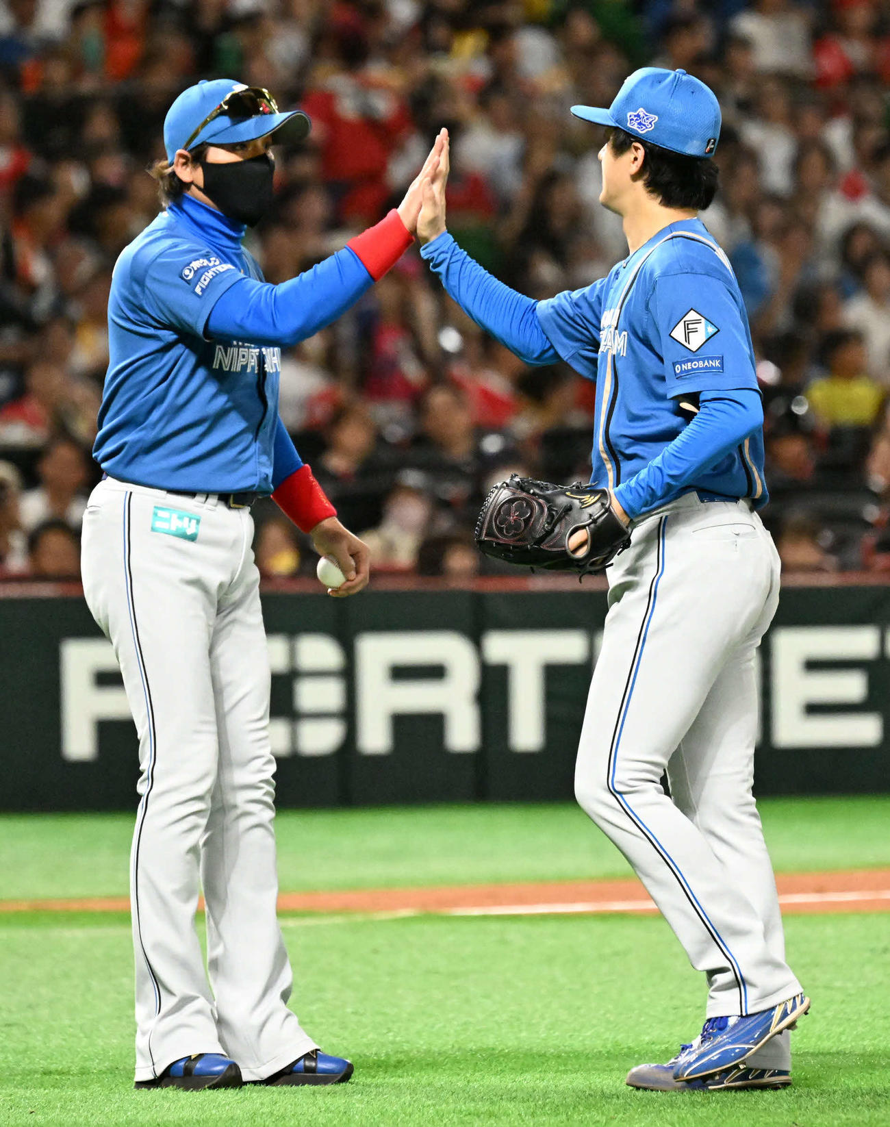 ソフトバンク対日本ハム　7回裏ソフトバンク1死一、二塁、降板する北山（右）とタッチを交わす新庄監督（撮影・林敢治）