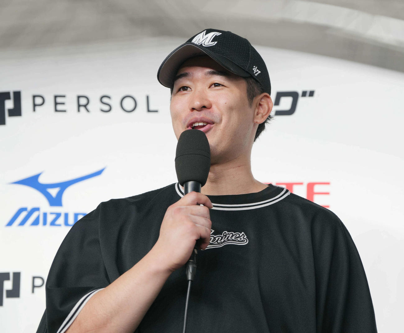 ロッテ対楽天　今季8勝目を挙げたロッテ先発の種市はヒーローインタビューで笑顔を見せる（撮影・小沢裕）