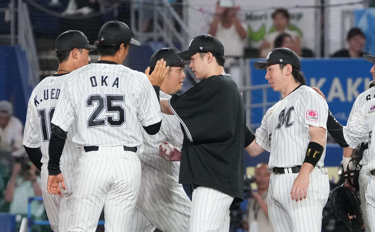 ロッテ対楽天　ロッテ先発の種市（中央）は今季8勝目を飾りウイニングボールを手にする（撮影・小沢裕）