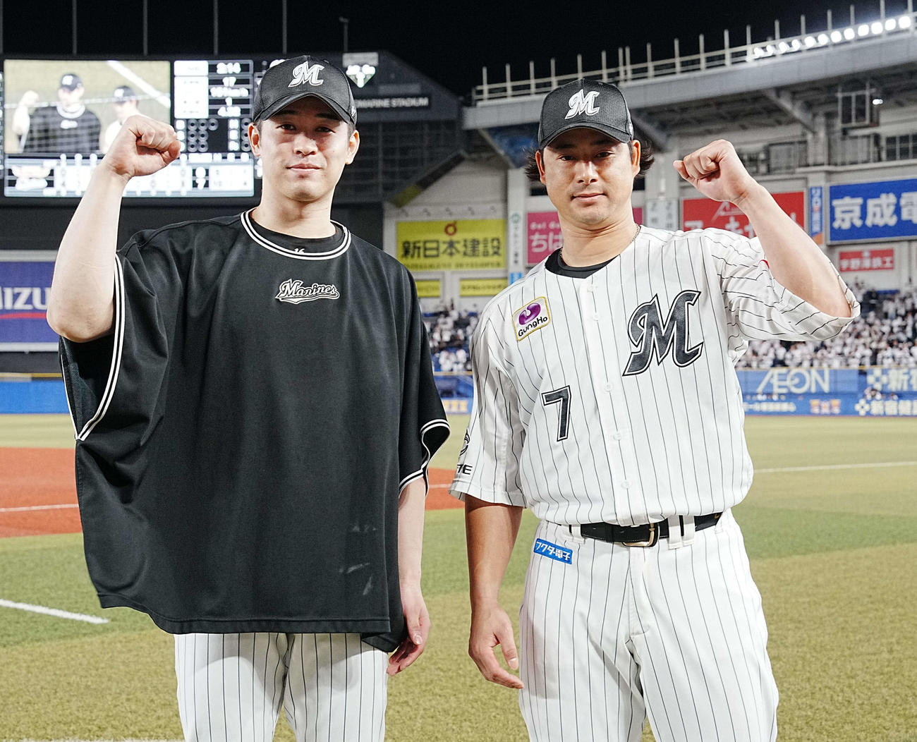 ロッテ対楽天　今季8勝目を挙げたロッテ先発の種市（左）と2安打と活躍した藤岡（撮影・小沢裕）