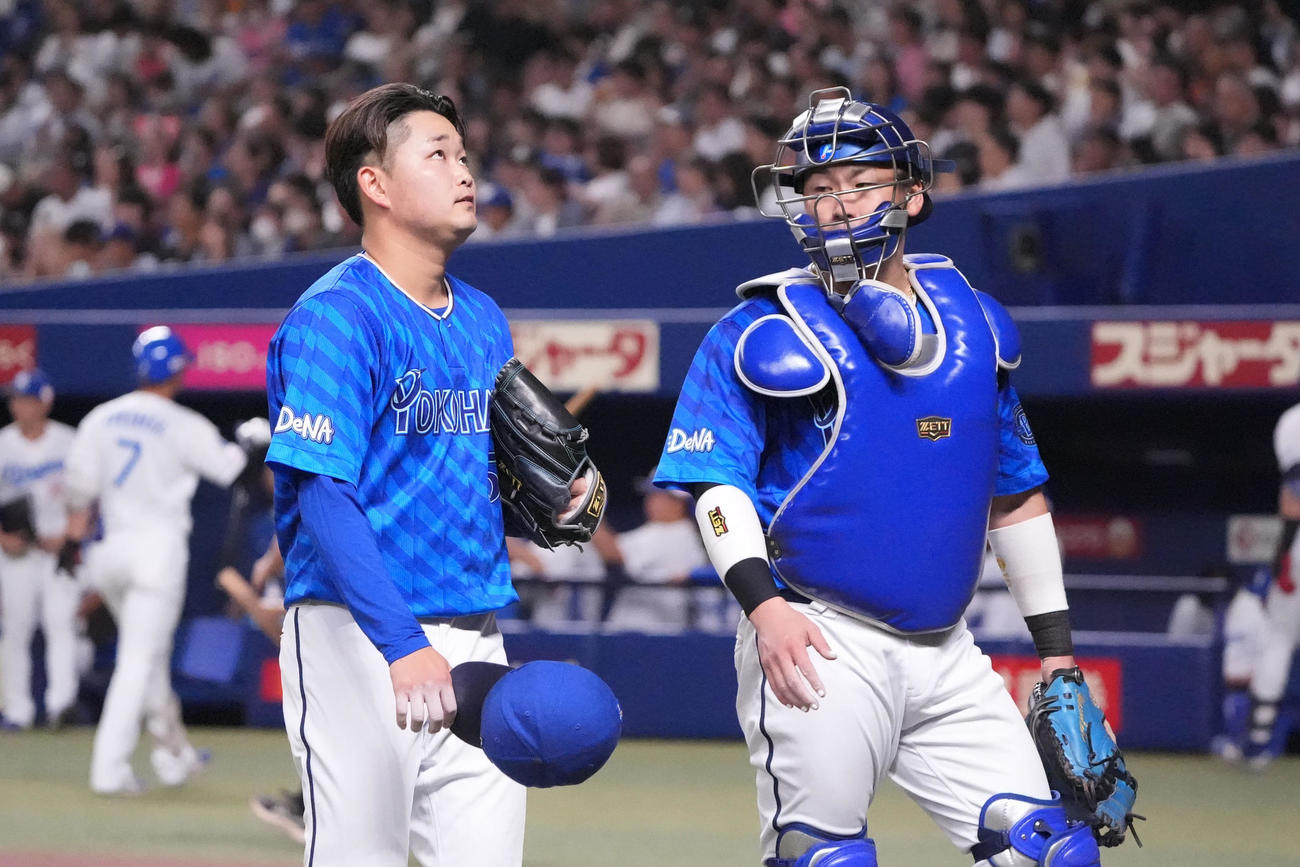 中日対DeNA 3回終了、戸柱（右）とベンチへ戻る石田裕（撮影・森本幸一）
