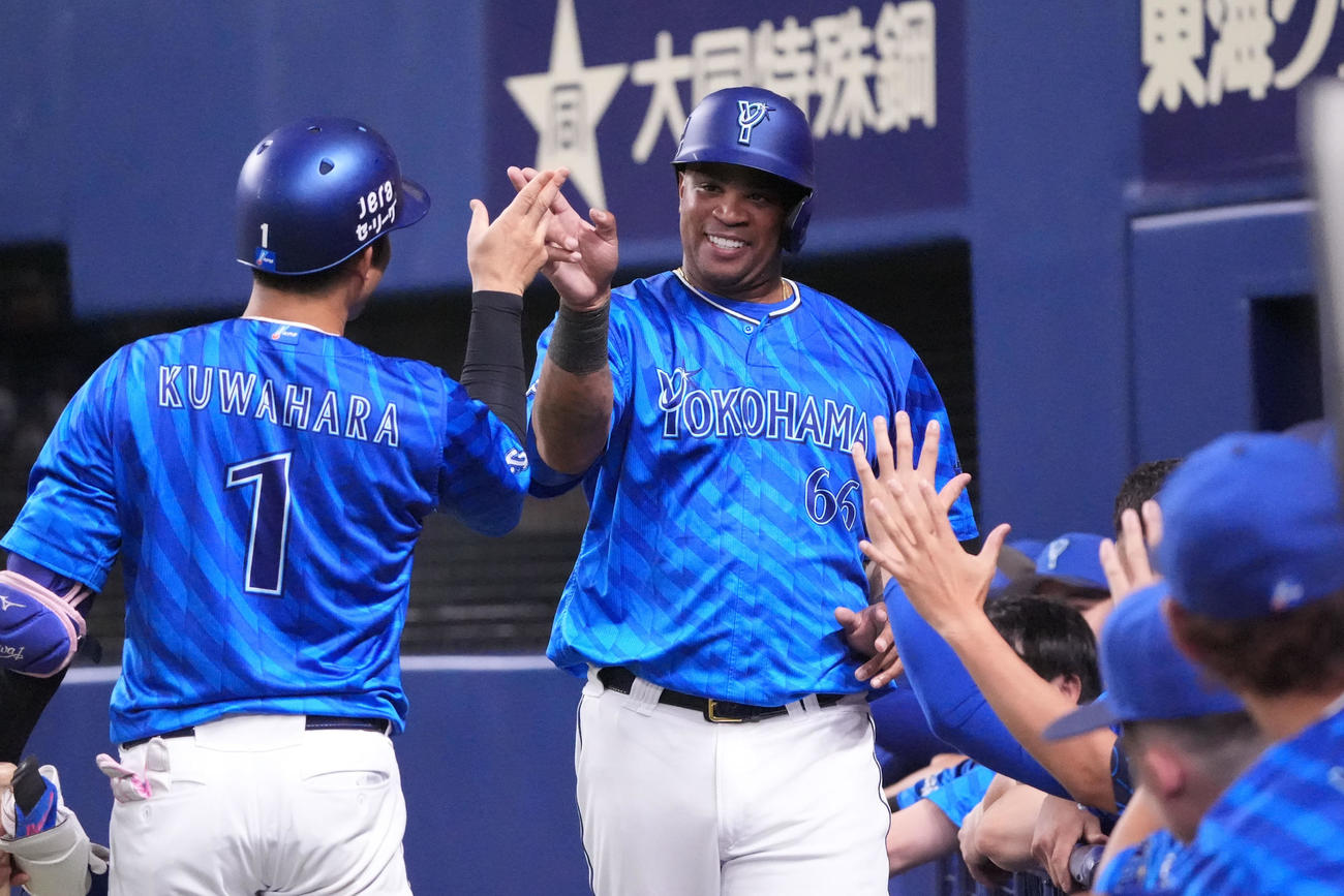 中日対DeNA 2回表DeNA2死満塁、ビシエド（中央）は石田裕の押し出し四球で生還しナインとタッチを交わす（撮影・森本幸一）