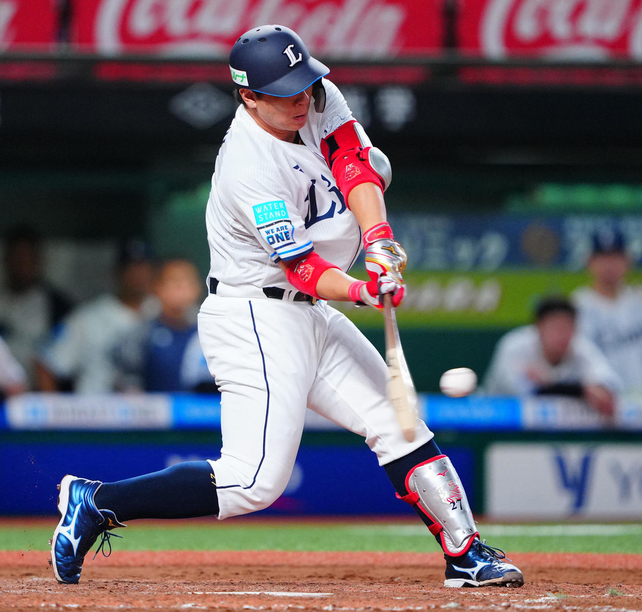 西武対オリックス　9回裏西武2死二塁、サヨナラ適時打を放つ炭谷（撮影・垰建太）