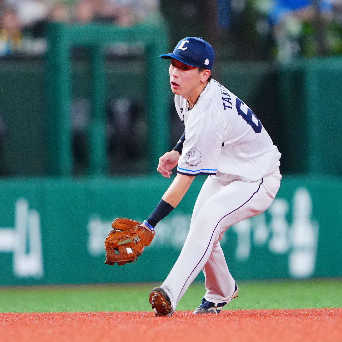 西武対オリックス　4回表オリックス無死一塁、杉本の打球をファンブルする山村のカバーに素早く入る滝沢（撮影・垰建太）