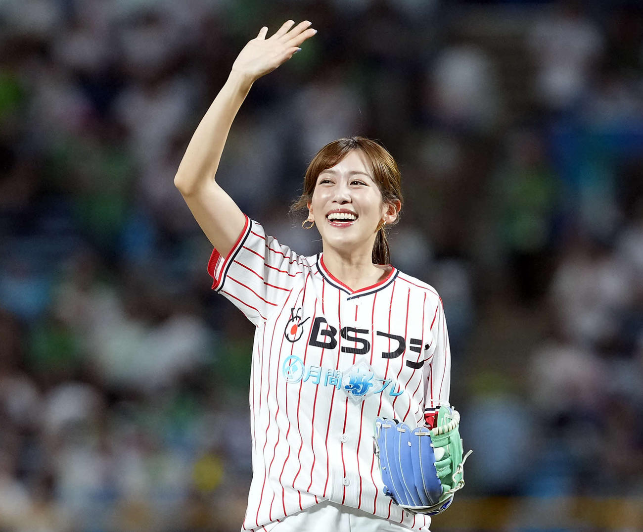 ヤクルト対巨人　ファンの声援に応える中川安奈アナウンサー（撮影・たえ見朱実）